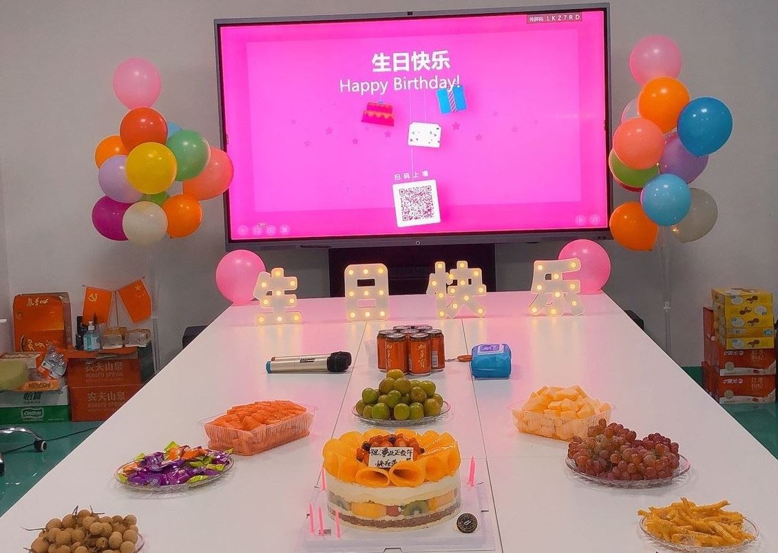 טיפול הומניסטי לחגוג יום הולדת לעובדי פוגו פין