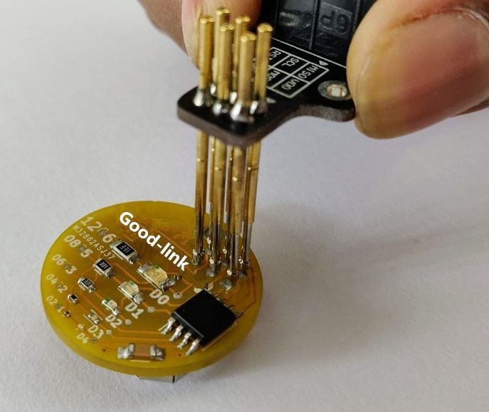 סיכות פוגו מיושמות על לוח ה-PCB